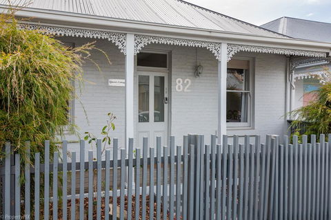 Walk To Salamanca, Queens Cottage LUX 3bdm Queens Cottage - Sunshine Coast Guide 3