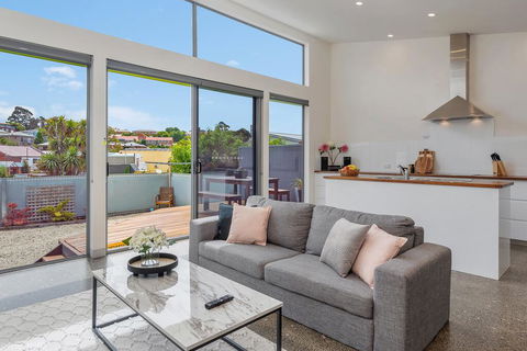 Walk To Salamanca, Queens Cottage LUX 3bdm Queens Cottage - Sunshine Coast Guide 0