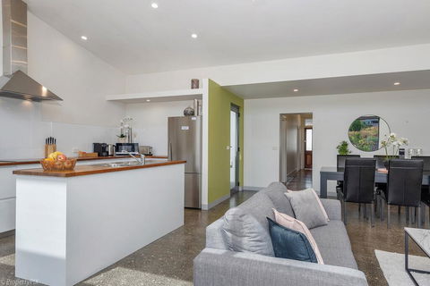 Walk To Salamanca, Queens Cottage LUX 3bdm Queens Cottage - Sunshine Coast Guide 1
