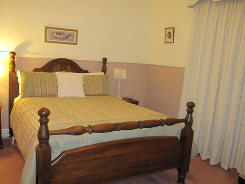 Walton House Bed & Breakfast - Sunshine Coast Guide 2