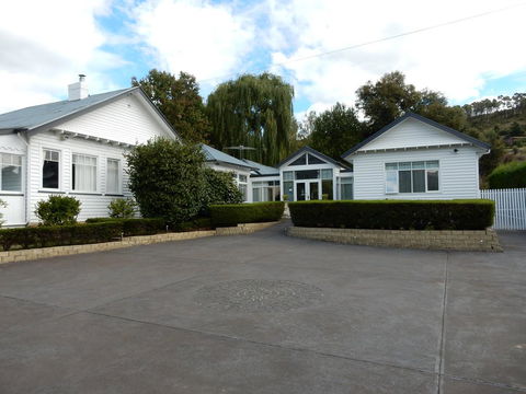 Walton House Bed & Breakfast - Sunshine Coast Guide 0