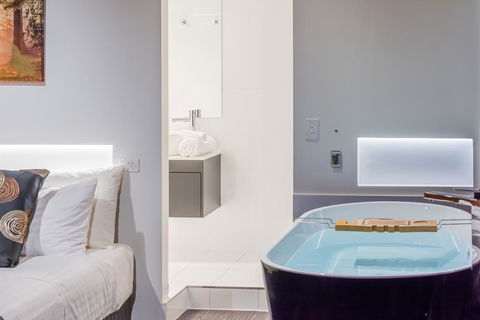 Waterfall Springs Retreat - Sunshine Coast Guide 0