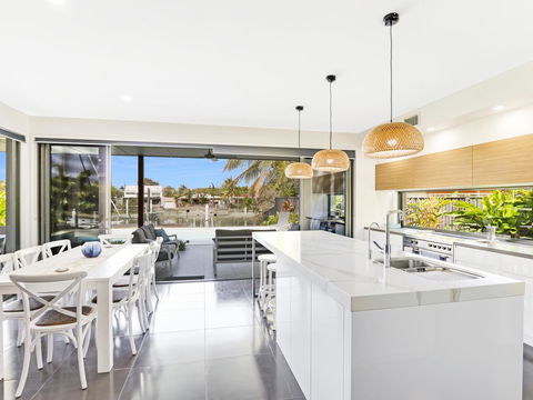 WATERFRONT HOME BORDERING MOOLOOLABA - Sunshine Coast Guide 3