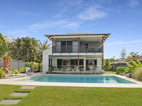 WATERFRONT HOME BORDERING MOOLOOLABA - Sunshine Coast Guide 0