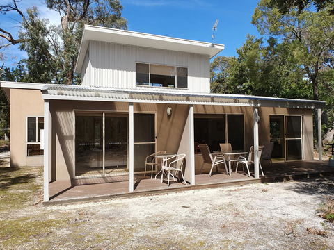Waterfront Retreat At Wattle Point - Sunshine Coast Guide 1