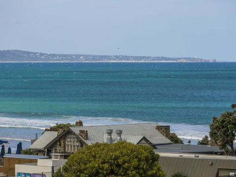 WATERFRONT THREE- In The Heart Of Lorne - Sunshine Coast Guide 3