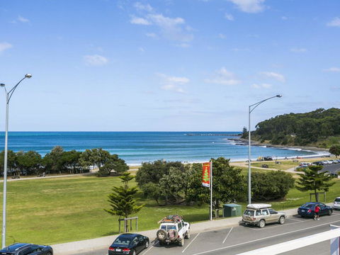 WATERFRONT THREE- In The Heart Of Lorne - Sunshine Coast Guide 2