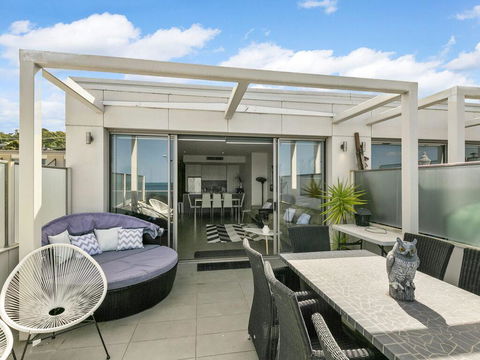 WATERFRONT THREE- In The Heart Of Lorne - Sunshine Coast Guide 1