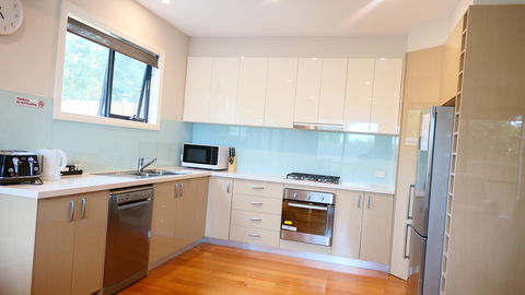 Apollo Bay Seal Apartments - Sunshine Coast Guide 6