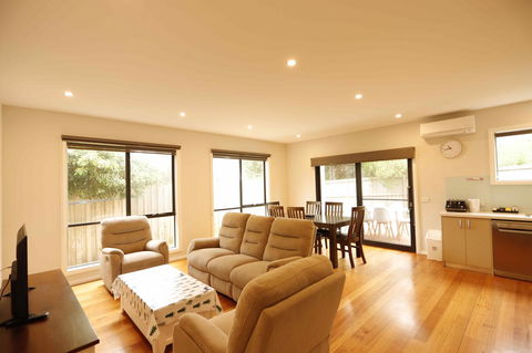 Apollo Bay Seal Apartments - Sunshine Coast Guide 13