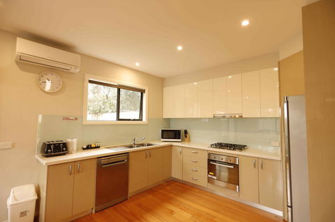 Apollo Bay Seal Apartments - Sunshine Coast Guide 14