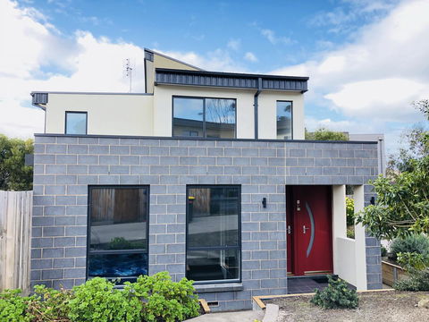 Apollo Bay Seal Apartments - Sunshine Coast Guide 0