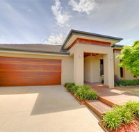 Newington Lakehouse - Sunshine Coast Guide