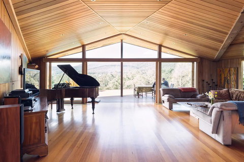 Kangaroo Manor - Sunshine Coast Guide 2