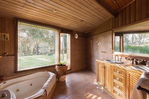 Kangaroo Manor - Sunshine Coast Guide 19