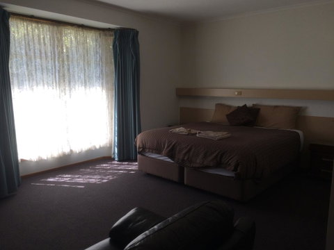 Ambassador Motor Inn - Sunshine Coast Guide 17