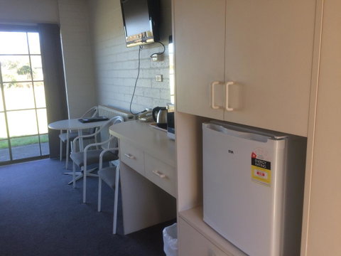Ambassador Motor Inn - Sunshine Coast Guide 8
