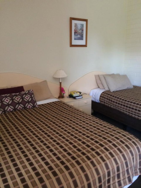 Ambassador Motor Inn - Sunshine Coast Guide 27