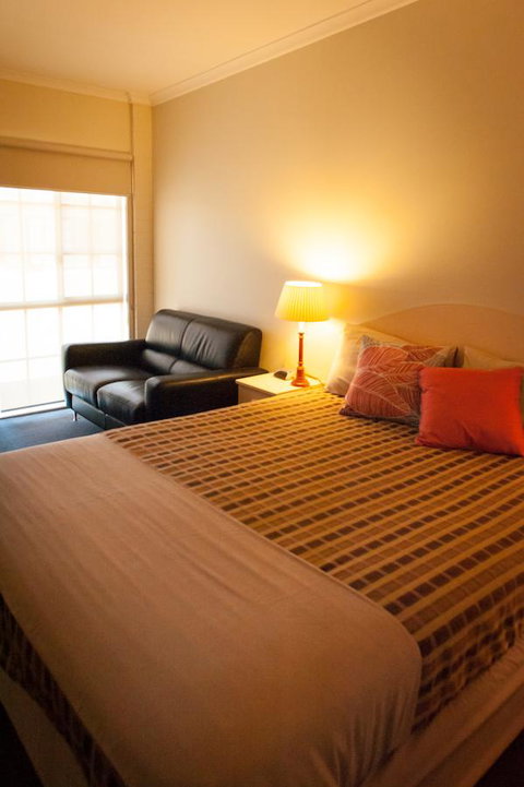 Ambassador Motor Inn - Sunshine Coast Guide 34