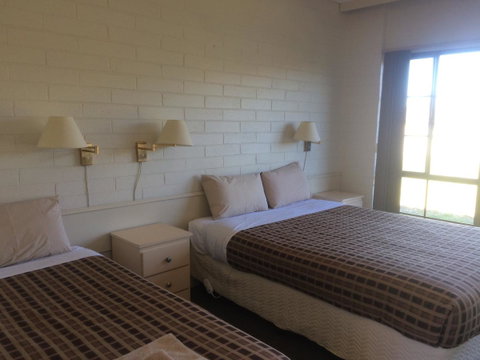 Ambassador Motor Inn - Sunshine Coast Guide 10