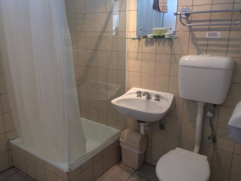 Ambassador Motor Inn - Sunshine Coast Guide 2