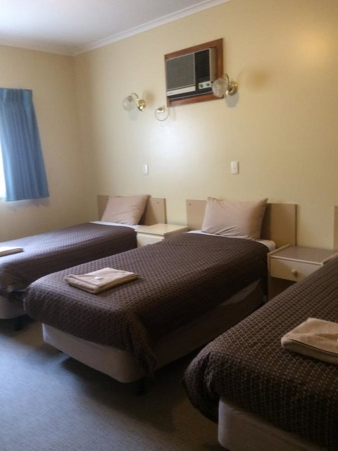 Ambassador Motor Inn - Sunshine Coast Guide 25