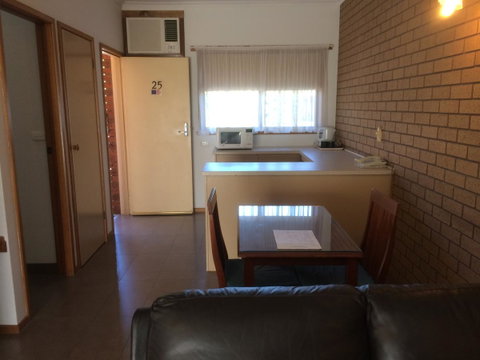 Ambassador Motor Inn - Sunshine Coast Guide 16