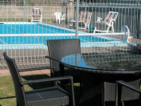 Ambassador Motor Inn - Sunshine Coast Guide 38