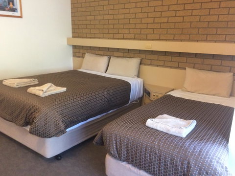 Ambassador Motor Inn - Sunshine Coast Guide 5