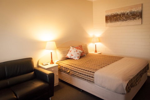Ambassador Motor Inn - Sunshine Coast Guide 33