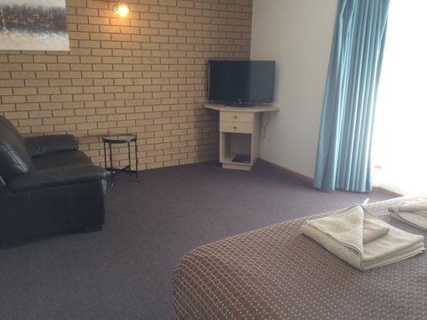Ambassador Motor Inn - Sunshine Coast Guide 15