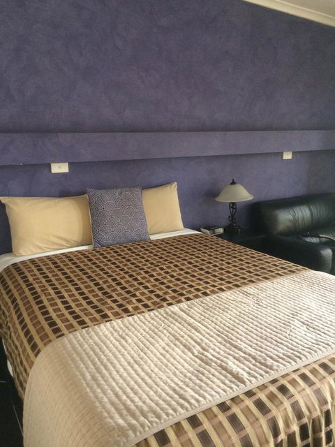 Ambassador Motor Inn - Sunshine Coast Guide 30
