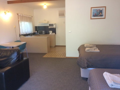 Ambassador Motor Inn - Sunshine Coast Guide 7