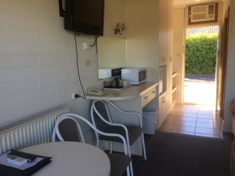 Ambassador Motor Inn - Sunshine Coast Guide 11