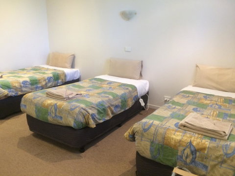 Ambassador Motor Inn - Sunshine Coast Guide 1