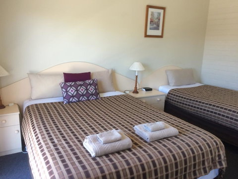 Ambassador Motor Inn - Sunshine Coast Guide 13