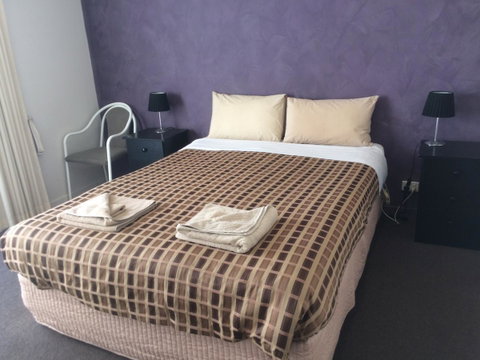 Ambassador Motor Inn - Sunshine Coast Guide 4