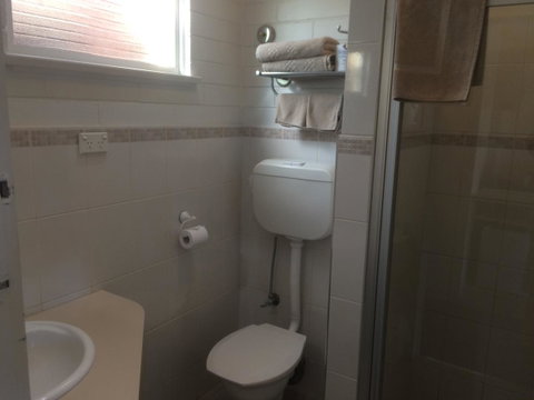 Ambassador Motor Inn - Sunshine Coast Guide 14