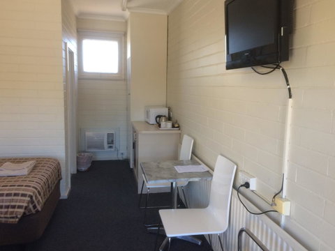 Ambassador Motor Inn - Sunshine Coast Guide 12