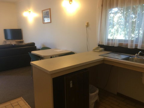 Ambassador Motor Inn - Sunshine Coast Guide 6