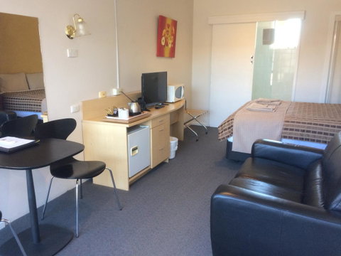 Ambassador Motor Inn - Sunshine Coast Guide 20