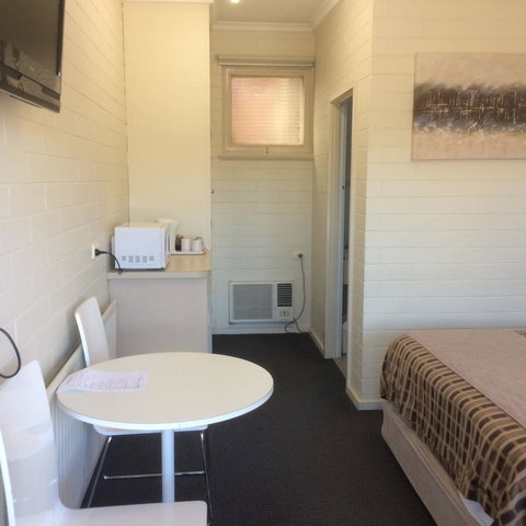 Ambassador Motor Inn - Sunshine Coast Guide 21