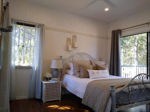 Lake Weyba Noosa Lodge & Kangaroos - Sunshine Coast Guide 1