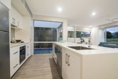 Pool Resort Port Douglas - Sunshine Coast Guide 40