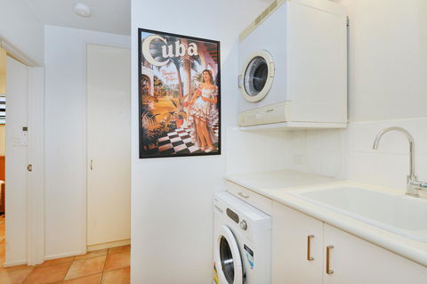 [ ANDY'S BEACH HOUSE ] - Sunshine Coast Guide 30