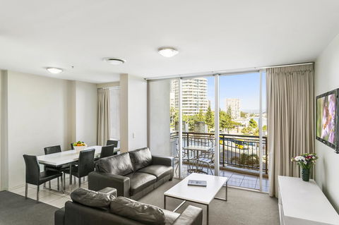 Mantra Towers Of Chevron - Sunshine Coast Guide 24