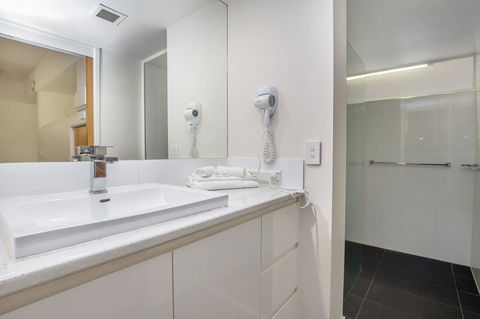 Tiki Hotel Apartments Surfers Paradise - Sunshine Coast Guide 5