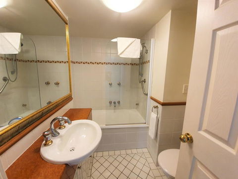 Broadbeach Holiday Apartments - Sunshine Coast Guide 12