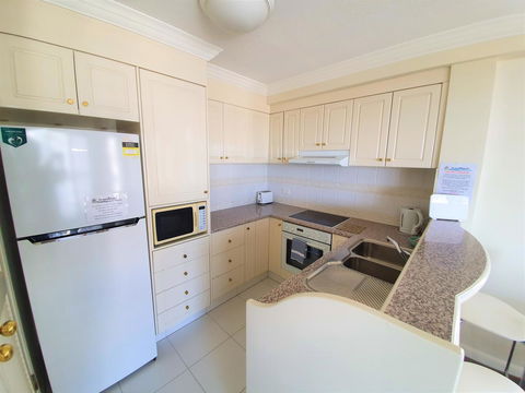 Broadbeach Holiday Apartments - Sunshine Coast Guide 16