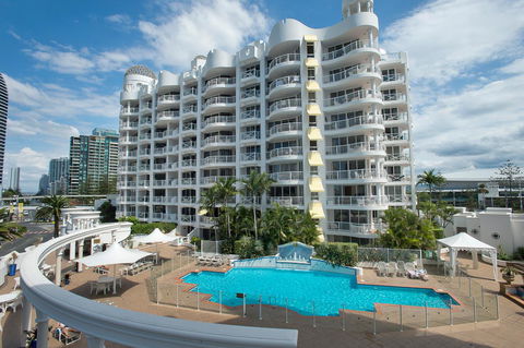 Broadbeach Holiday Apartments - Sunshine Coast Guide 0